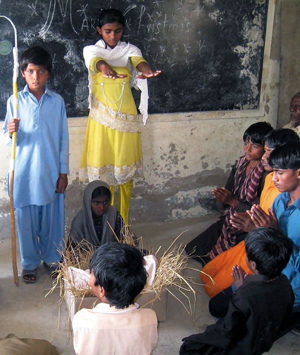 Pakistani children present the Christmas story